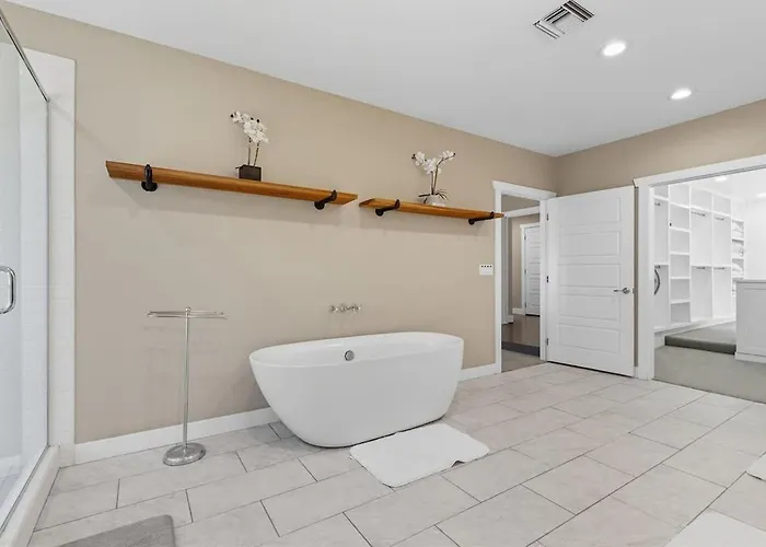 Holiday home Equinox - Pool & Hot Tub - Mins To Starfire Golf *
